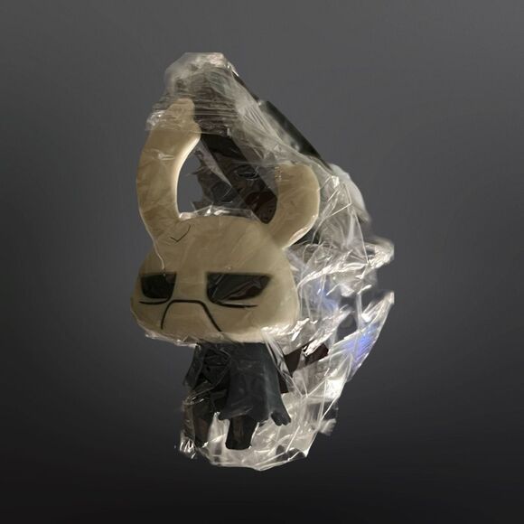 NIP Hallow Knight Note Figurine & Stand 2” - Picture 2 of 4